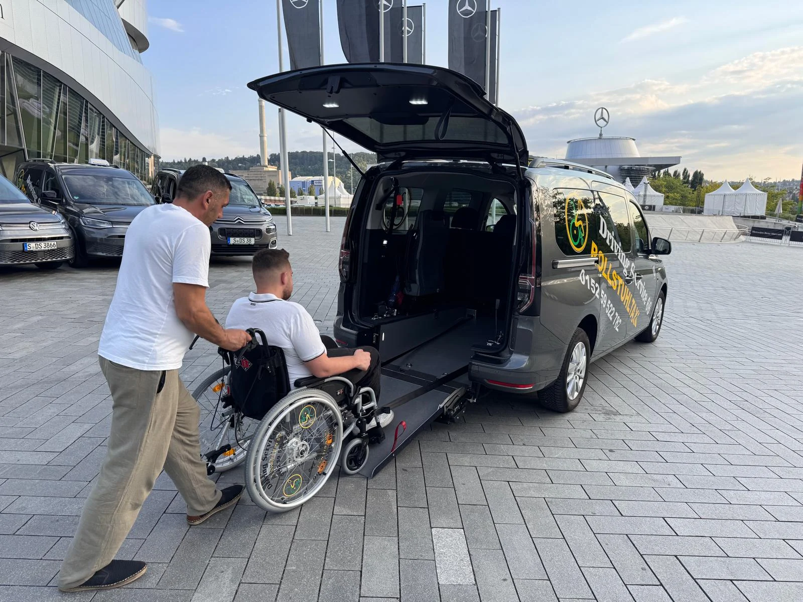 Rollstuhlgerechtes Fahrzeug mit Rampe von Driving Service 66