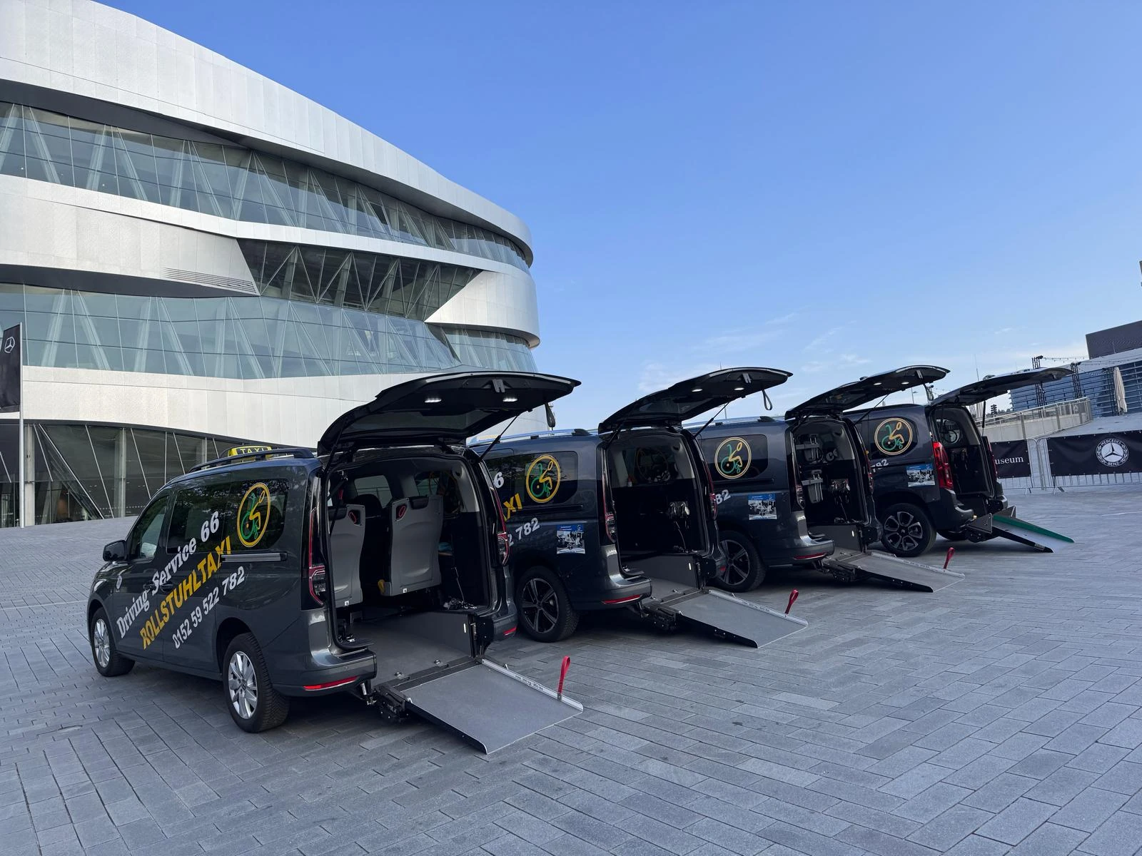 Fahrzeugflotte von Driving Service 66 mit geöffneten Rollstuhlrampen